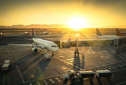 airport-flughafen-sunset-sonnenuntergang-reise-md-consulting-ziel-ort-urlaub-quellcode-feld-liegenschaft-terminal-gate-international-takeoff